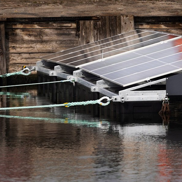 Sistema de amarre de paneles fotovoltaicos flotantes en el mar